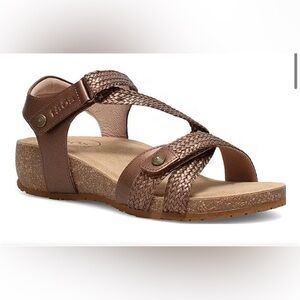 Taos Trulie wedge sandals size 8